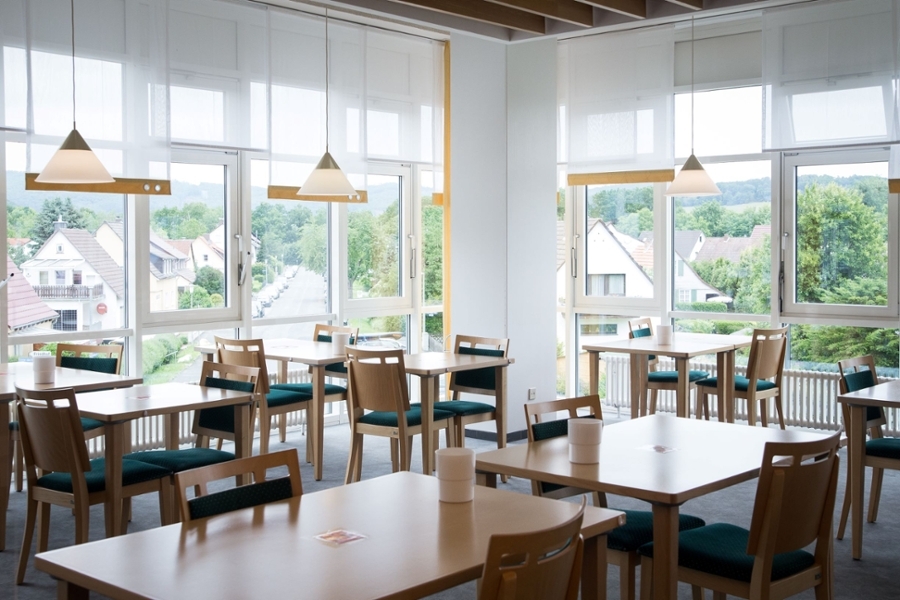 Leerer Speisesaal mit Fenster und Blick ins Grüne